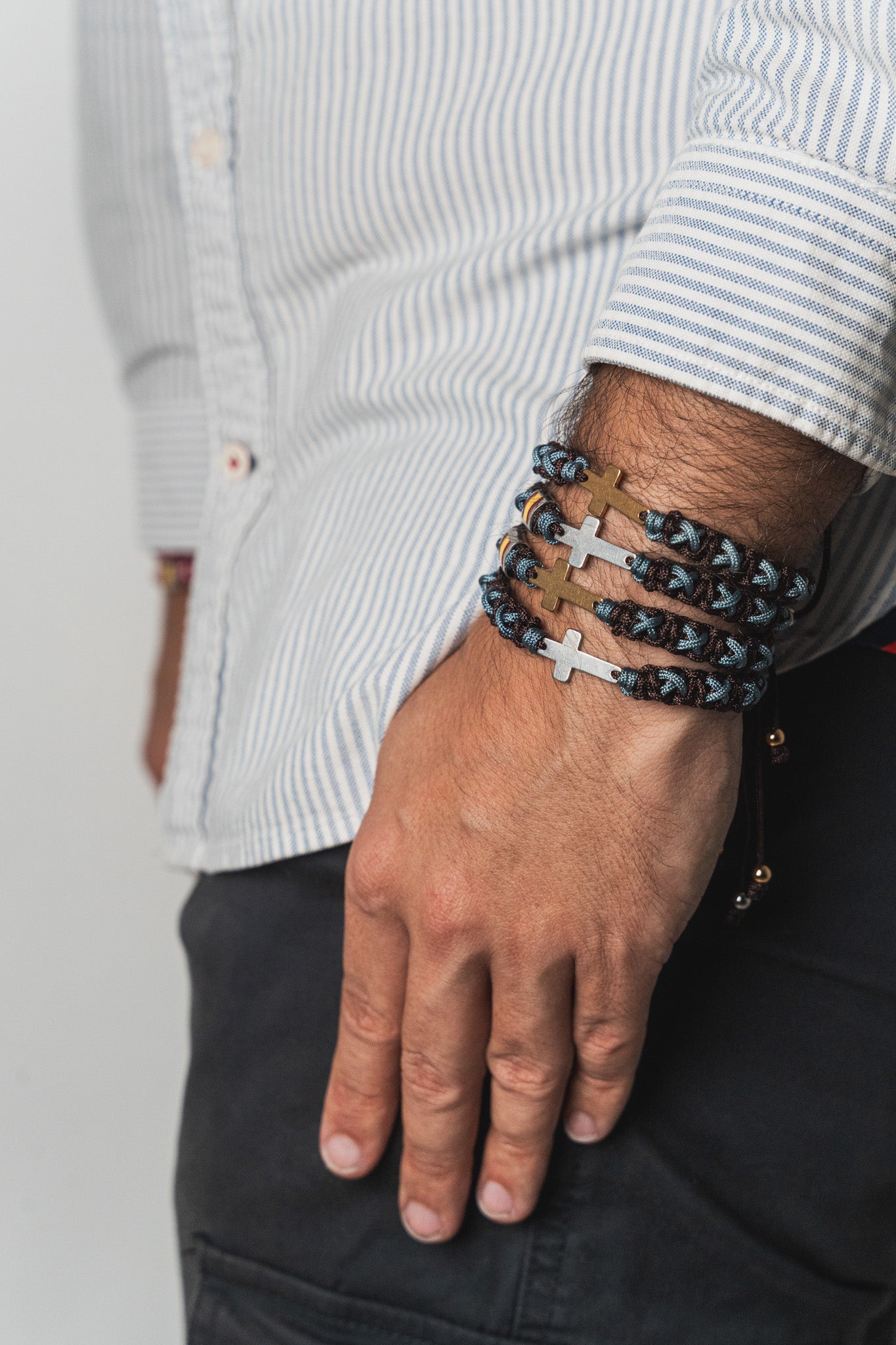 Pulsera cruz marrón y azul plomo